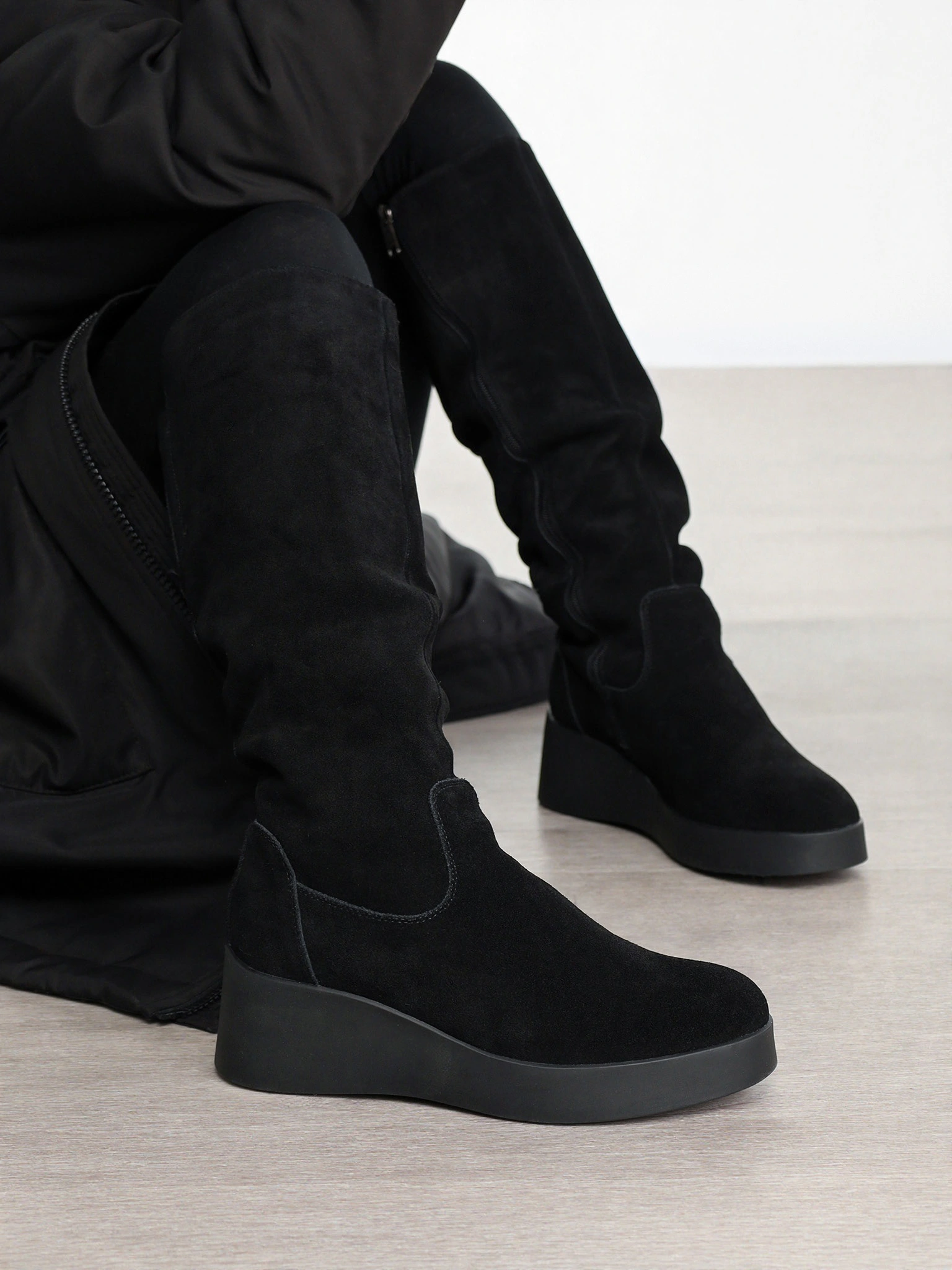 Сапоги черного цвета из натуральной замши на высокой платформе